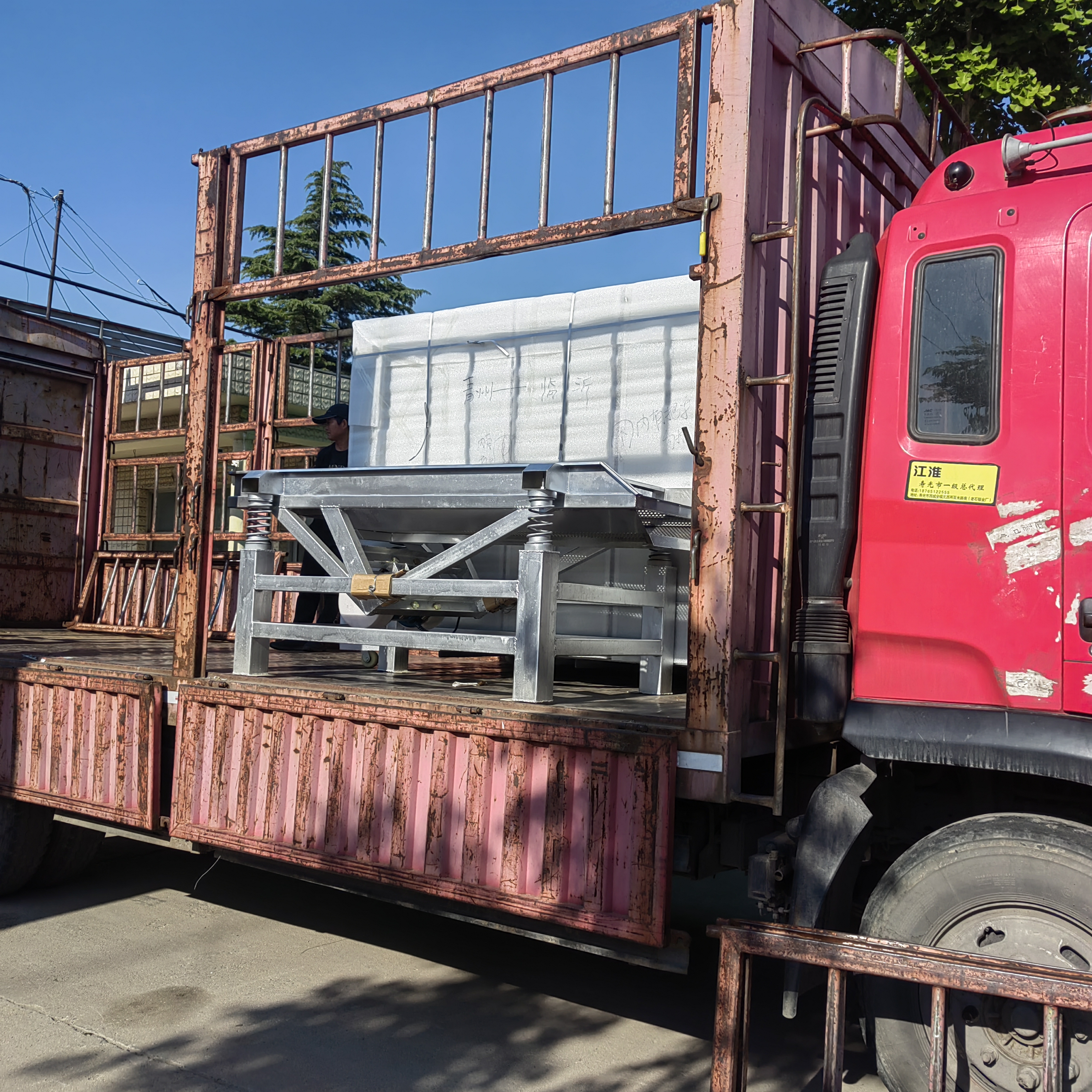 迪生機(jī)械——臨沂客戶定的500型豆芽機(jī)+小型振動(dòng)篩發(fā)貨了